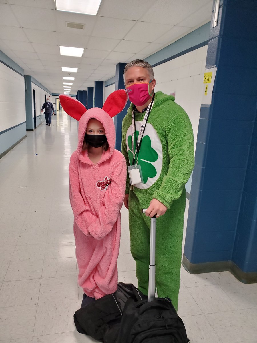 we_are_maple's tweet image. #singerselfie #Maplestrong! PJ day!