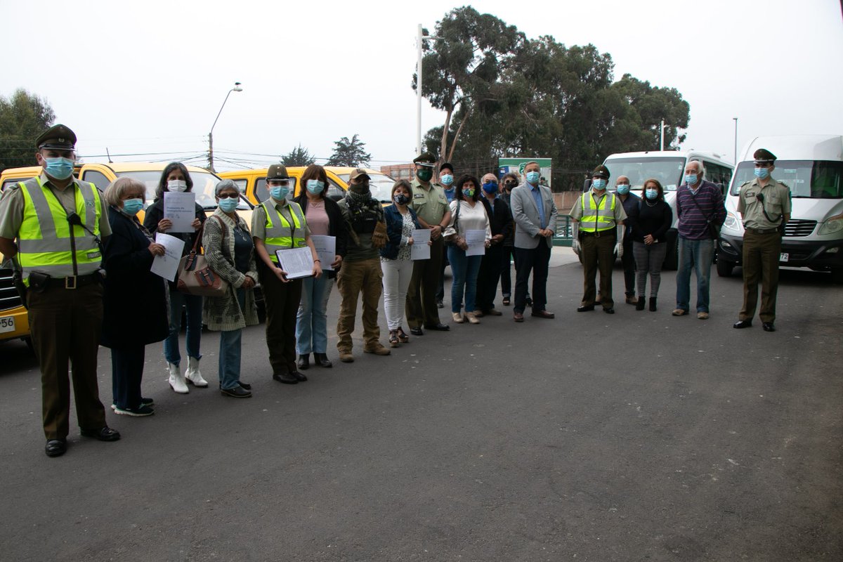 municoncon's tweet image. Carabineros de la 4ta Comisaría de Concón, realizaron una completa fiscalización a los buses escolares de nuestra comuna que volverán a trabajar este lunes, recordando los protocolos sanitarios, para que los estudiantes que retomen clases presenciales, lo hagan de manera segura.