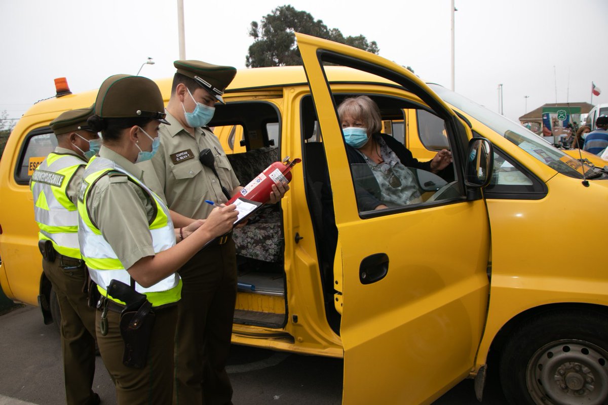 municoncon's tweet image. Carabineros de la 4ta Comisaría de Concón, realizaron una completa fiscalización a los buses escolares de nuestra comuna que volverán a trabajar este lunes, recordando los protocolos sanitarios, para que los estudiantes que retomen clases presenciales, lo hagan de manera segura.