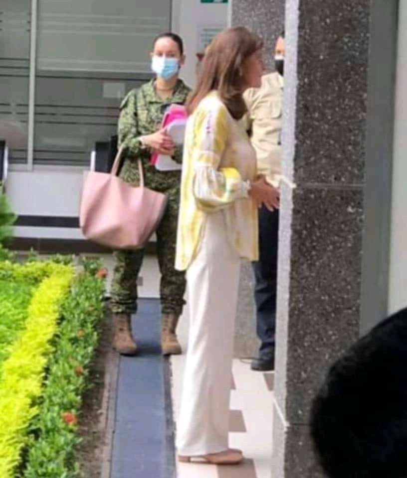 MariaA_PardoJ's tweet image. Señora uribista: Si sumercé no puede cargar su bolso, no use bolso entonces. Si sumercé no puede cargar su paraguas, mójese en la lluvia.

Ni las mujeres policías ni las mujeres militares están ahí para esos menesteres.