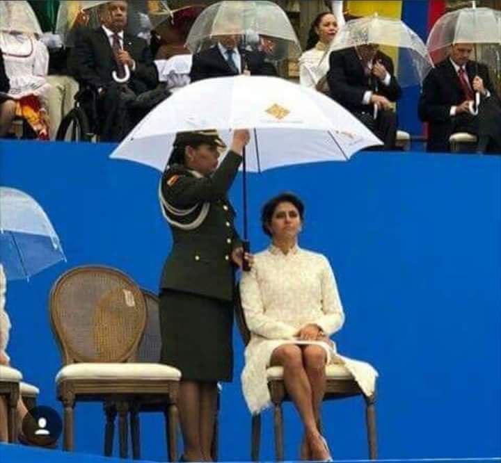 MariaA_PardoJ's tweet image. Señora uribista: Si sumercé no puede cargar su bolso, no use bolso entonces. Si sumercé no puede cargar su paraguas, mójese en la lluvia.

Ni las mujeres policías ni las mujeres militares están ahí para esos menesteres.