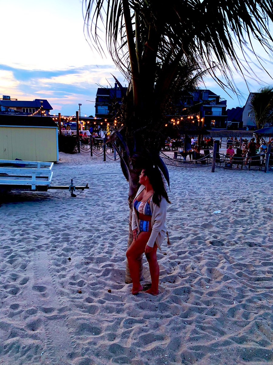 meaghan_hanson's tweet photo. I need summer 😫 https://t.co/odvnWhuFBU