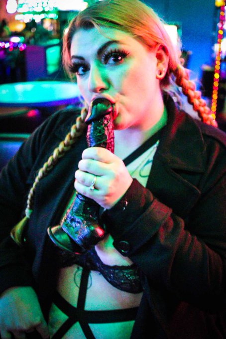 Playing with a 10 in dildo at the bar 🍆😏 https://t.co/zhoHNzBHwD<a href="/tag/bdsm"class="tags"><span>#bdsm</span></a><a href="/tag/oc"class="tags"><span>#oc</span></a><a href="/tag/brat"class="tags"><span>#brat</span></a><a href="/tag/halloween"class="tags"><span>#halloween</span></a><a href="/tag/october"class="tags"><span>#october</span></a><a href="/tag/kermit"class="tags"><span>#kermit</span></a><a href="/tag/goth"class="tags"><span>#goth</span></a>
