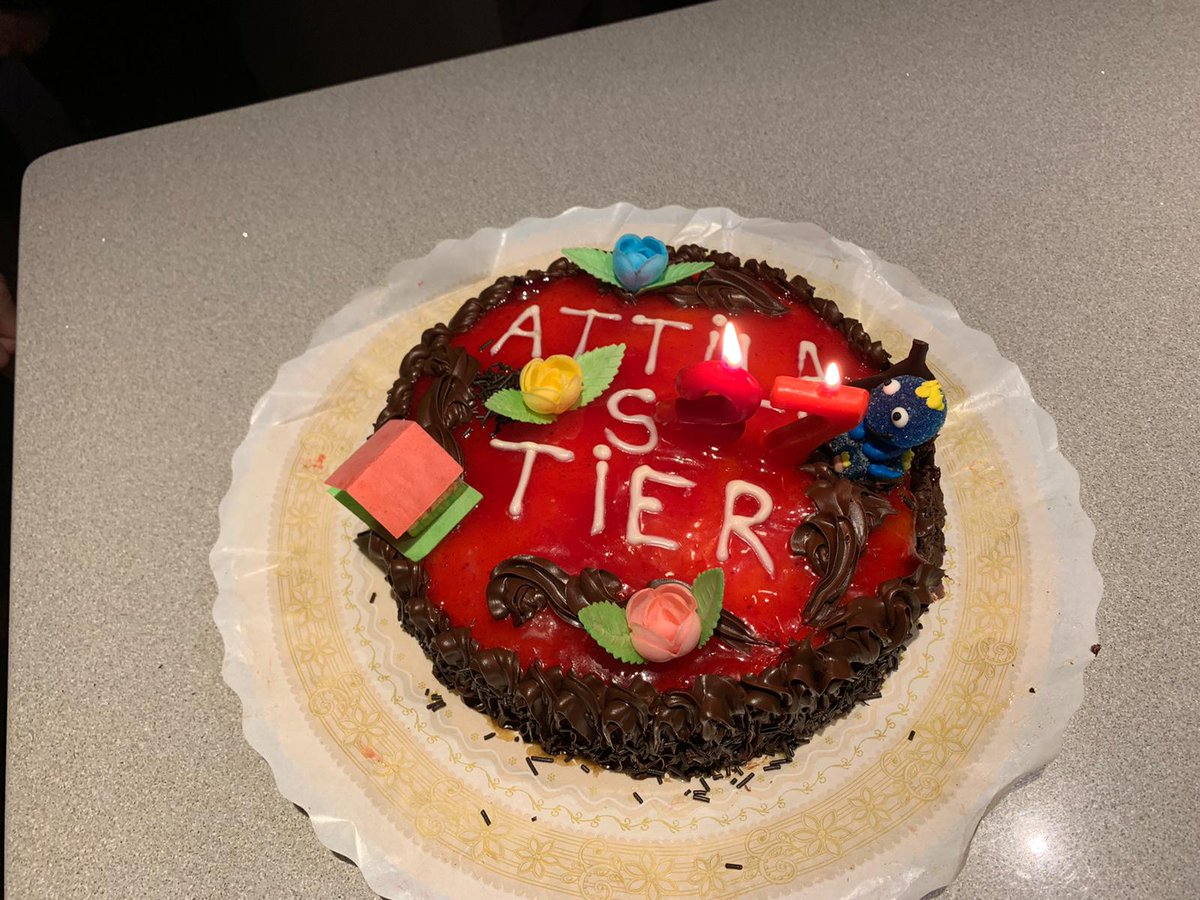 A <a href="/Attila/">Amadeu Carvalho</a> no le ha gustado que le hayamos puesto más años pero la tarta está espectacular 😋🎂

¡Feliz cumple, Amadeu!