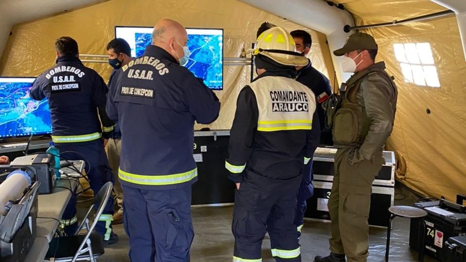 Equipo de Bomberos de Arauco, Lota y USAR Provincia de Concepción, al mando del Comandante Raúl Torres, acompañados por personal de <a href="/PDI_CHILE/">PDI Chile</a> , hallaron al menor Tomás Bravo, conforme a la Planificación USAR, con el apoyo de la bombera-geóloga en la interpretación de las fotos..