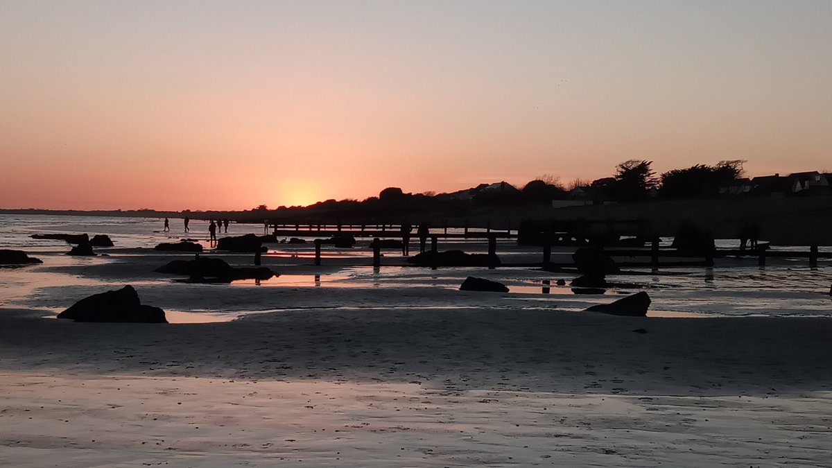 HC_Arty_Author's tweet photo. Pretty sunset at low tide tonight #bognorbeach #FridayFeeling https://t.co/wUkuKEZeL1