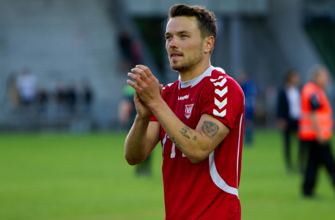 FaeroskFodbold's tweet photo. Congratulations to Viljormur Davidsen:

Tonight, he played game number 181 for @Vejle_B - that ties him with Julian Barnett for "most appearances by a foreign player" in Vejle history.

#CaptainV https://t.co/FVfZYclBgn