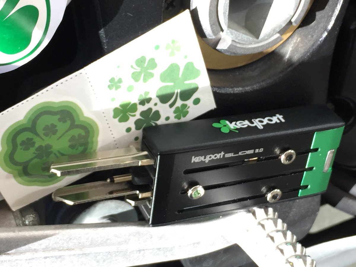 LVKeyGirl's tweet photo. Auctioning off this custom 3.0 Slide on Discord - https://t.co/nRMjOumrGO #StPatricksDay #Kawasaki #greenandblack #getported #keyport #soldout #custom #everydaycarry #edc https://t.co/5FXz5AddsG
