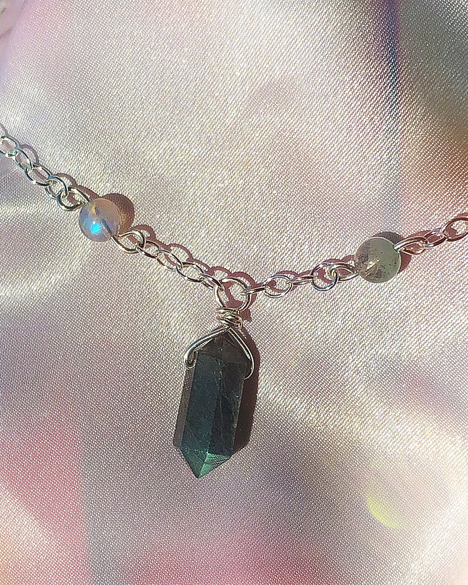 Labradorite 🌿🦋

The last piece in this collection, available in one hour ✨
