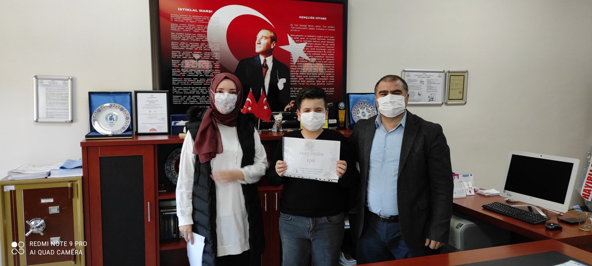 Evliya Çelebi'nin izinde E-Twining projesinde afiş yarışması ve bilgi yarışmasında dereceye giren öğrencilerimiz Okul Müdürümüz Mustafa TANRIVER ve Proje Danışman Öğretmenimiz  Zehra ÖZKAL ÜN tarafından Başarı Belgesi ve hediyeleri takdim edildi.<a href="/Emetilcemem/">Emet İlçe Milli Eğitim Müdürlüğü</a> <a href="/Bilalsen43700/">Bilal ŞEN</a>