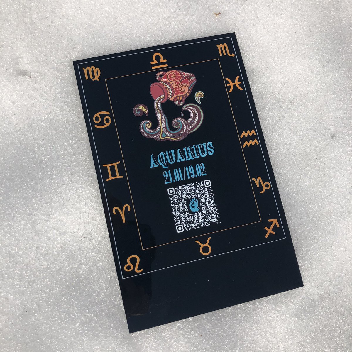 Zodiac Plak ve Zodiac Anahtarlık ile günlük burç yorumlarınız bir QR kod uzağınızda. Kendi burcunuza ait tasarlanan plak ve anahtarlıklarınız Shopier mağazamızda satışta