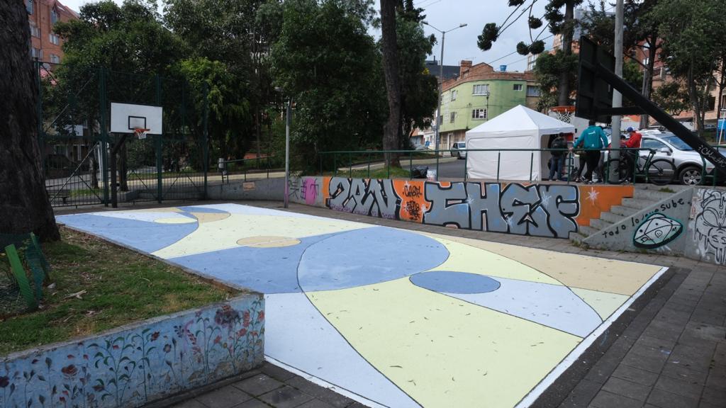 habitatbogota's tweet photo. #AEstaHora Nos encontramos en el parque zonal Sucre I o ‘4 Parques’, localidad de Chapinero, realizando la segunda intervención ganadora de la Hackathon 2020. Con esta estrategia buscamos cambiar el aspecto físico a partir de pintura en calles. #BogotáElMejorHogar https://t.co/wKBXJh9K35
