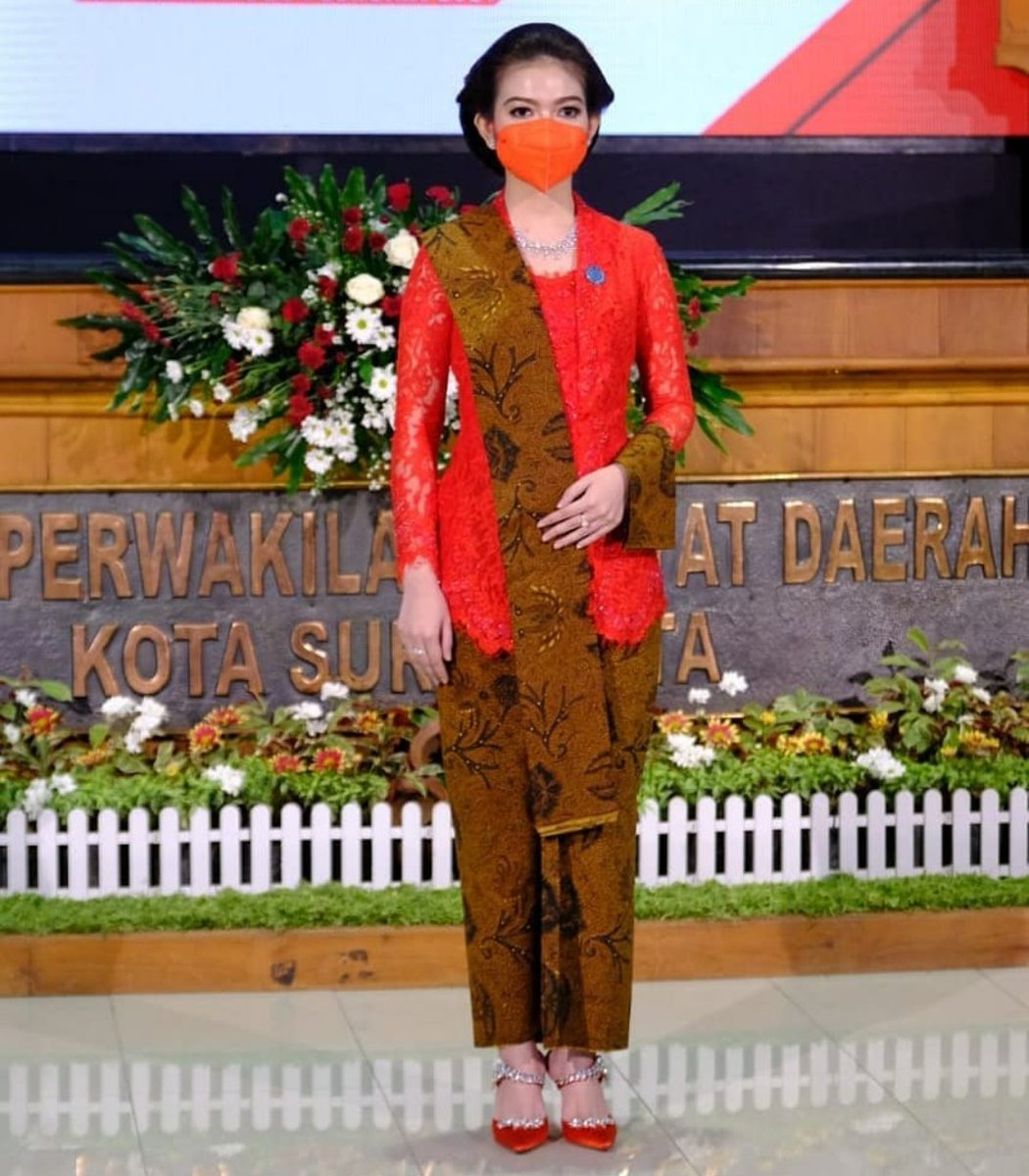 addiems's tweet photo. 2)

Maka, aku semakin kagum pada wanita Indonesia yang bangga memakai busana daerah. Sanggul &amp; kebaya! Seperti  halnya Mb Selvi, istri Mas Gibran saat pelantikan suaminya kemarin. https://t.co/sCJ01r0ZIe