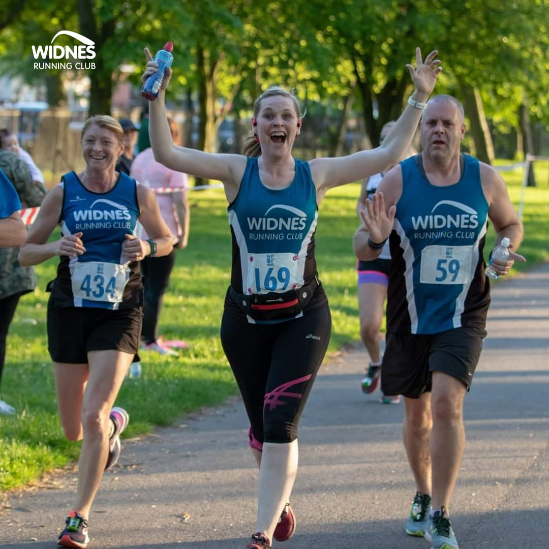 Raise those hands in the air, it's FRIDAY! 🙌 It's the weekend, spring on the way and parkrun's back in June - a great triple whammy, much like Fiona, Lisa & Rich here 😁 Have a great weekend of running folks 👍 #widnesrunningclub #widnes #halton #FridayFeeling #TGIF #parkrun