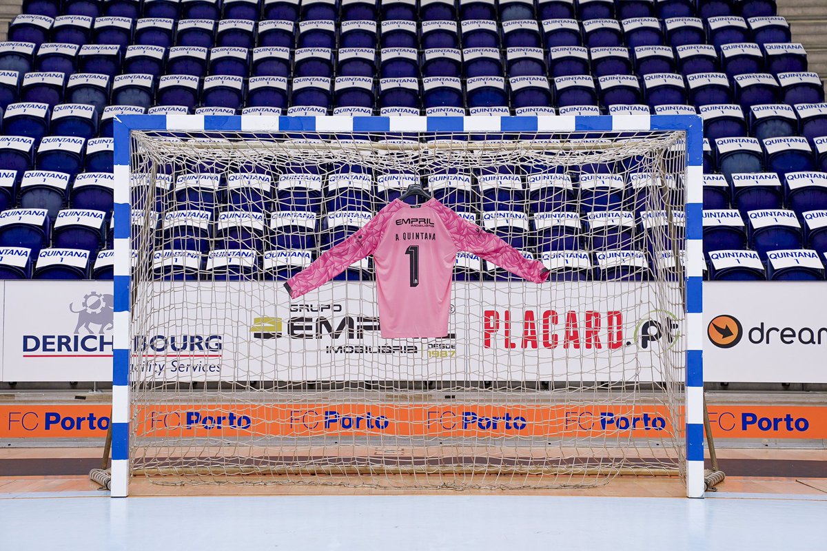FCPorto's tweet photo. O teu lugar. A tua baliza. A tua casa. Sempre. 

💪 𝐄𝐭𝐞𝐫𝐧𝐨 𝟏 𝐐𝐮𝐢𝐧𝐭𝐚𝐧𝐚 💪

#FCPorto #FCPortoAndebol #Andebol #FCPortoSports https://t.co/m6iIioTEXD