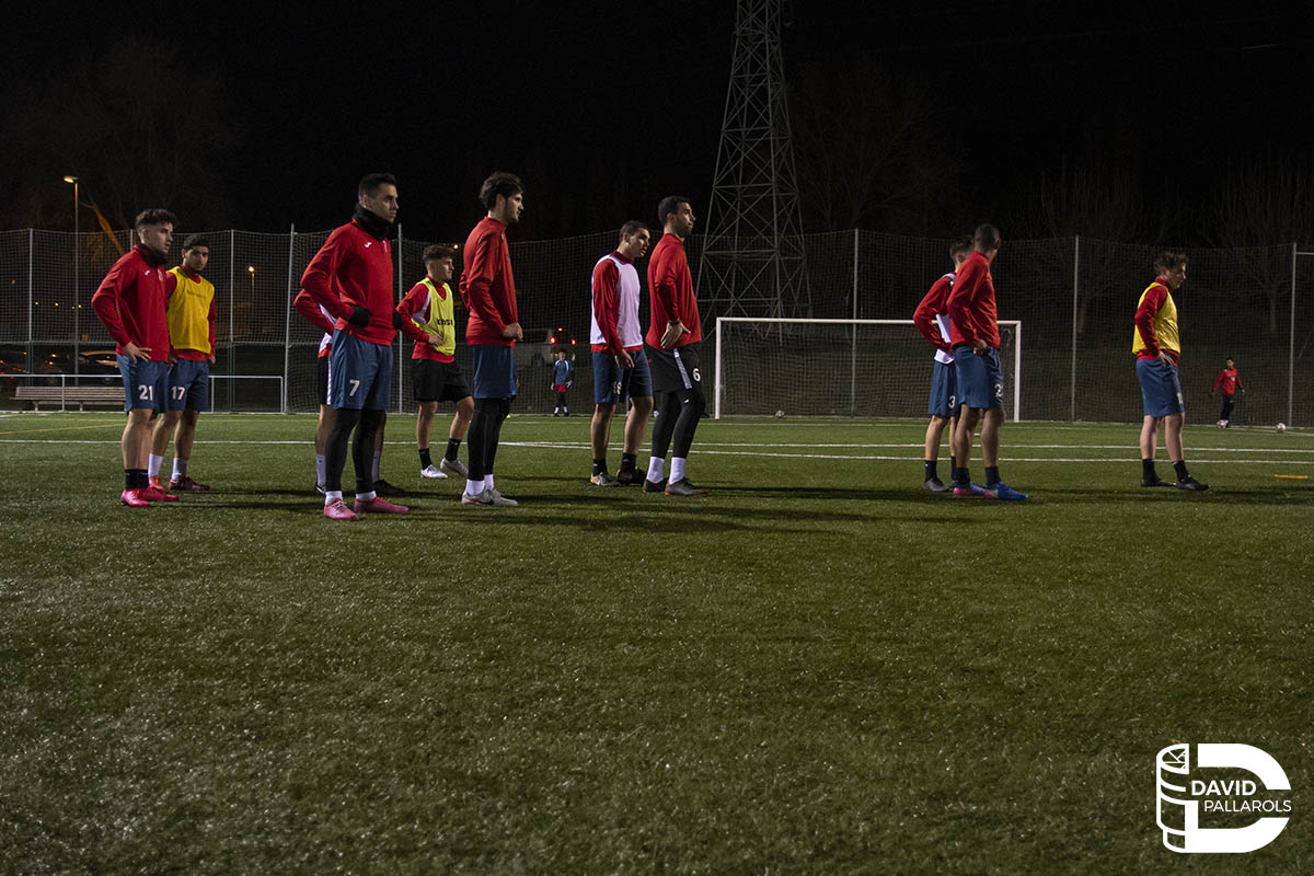 Últim entrenament ✅🏋️‍♂️

Diumenge, retorn a la competició 🔙⚽

#SomUEVic 🔴⚪
#1cat1 #futbolcat