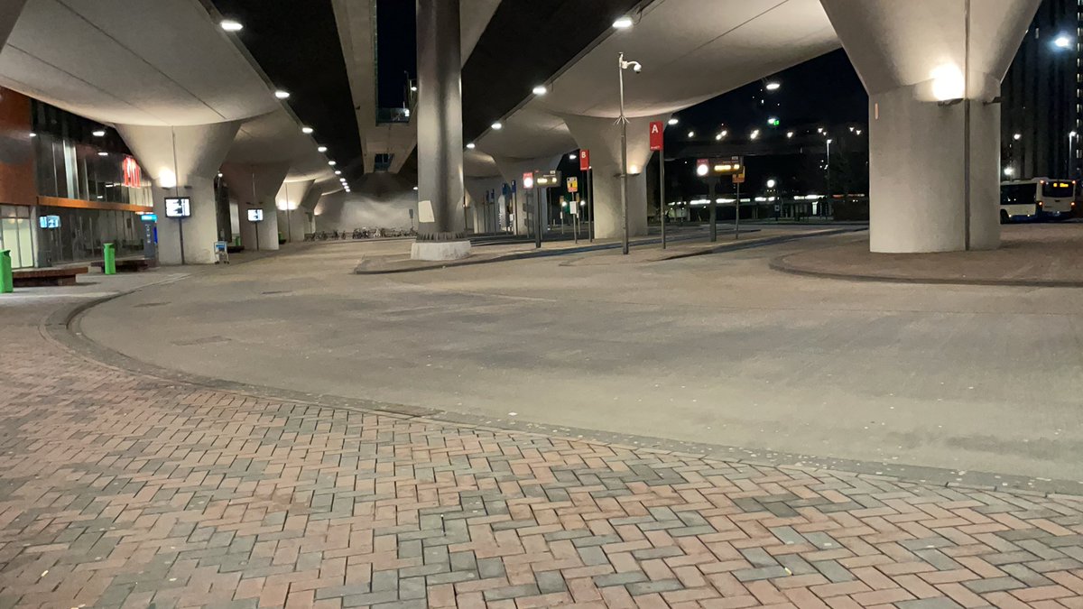 BuschauffeurYor's tweet photo. 22:00 uur station Bijlmer ArenA. #spookstad #Amsterdam #avondklok https://t.co/E4wgLXddGv