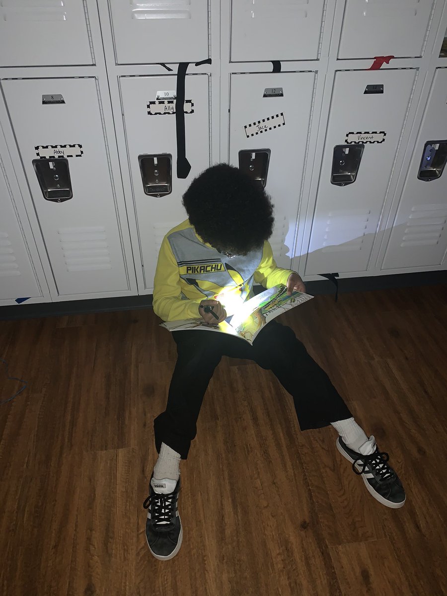 FLASHLIGHT FRIDAY- Reading makes our future bright! It’s flashlight Friday and we love to read in the dark!! <a href="/SunshineBees/">Sunshine Elementary</a> <a href="/officialSPS/">Springfield Public Schools</a> #SPSreads #2ndgrade