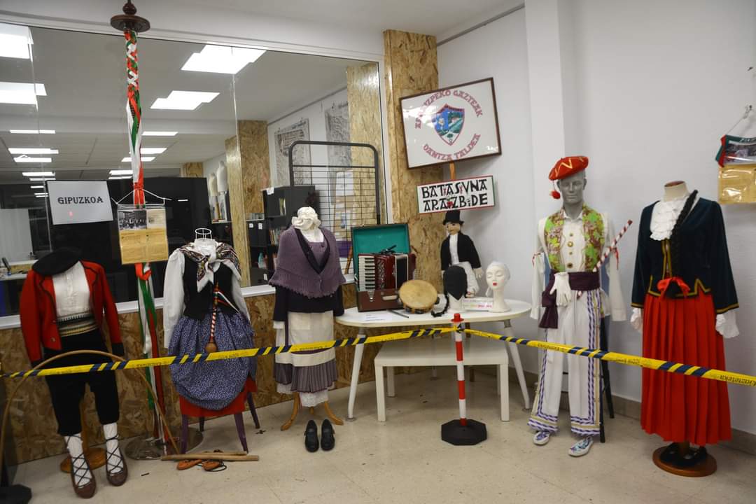 mirenepalacios's tweet image. #Gracias por la maravillosa tarde noche de ayer  #declamando #poesia en el #VasoPoetico de #AluzetaZentroa #Rekalde #Bilbao Ha sido fantástico!! Sencillo, libre y cercano... ¡Me encanta!! #MirenEPalacios #writer #writerscommunity #poetrycommunity