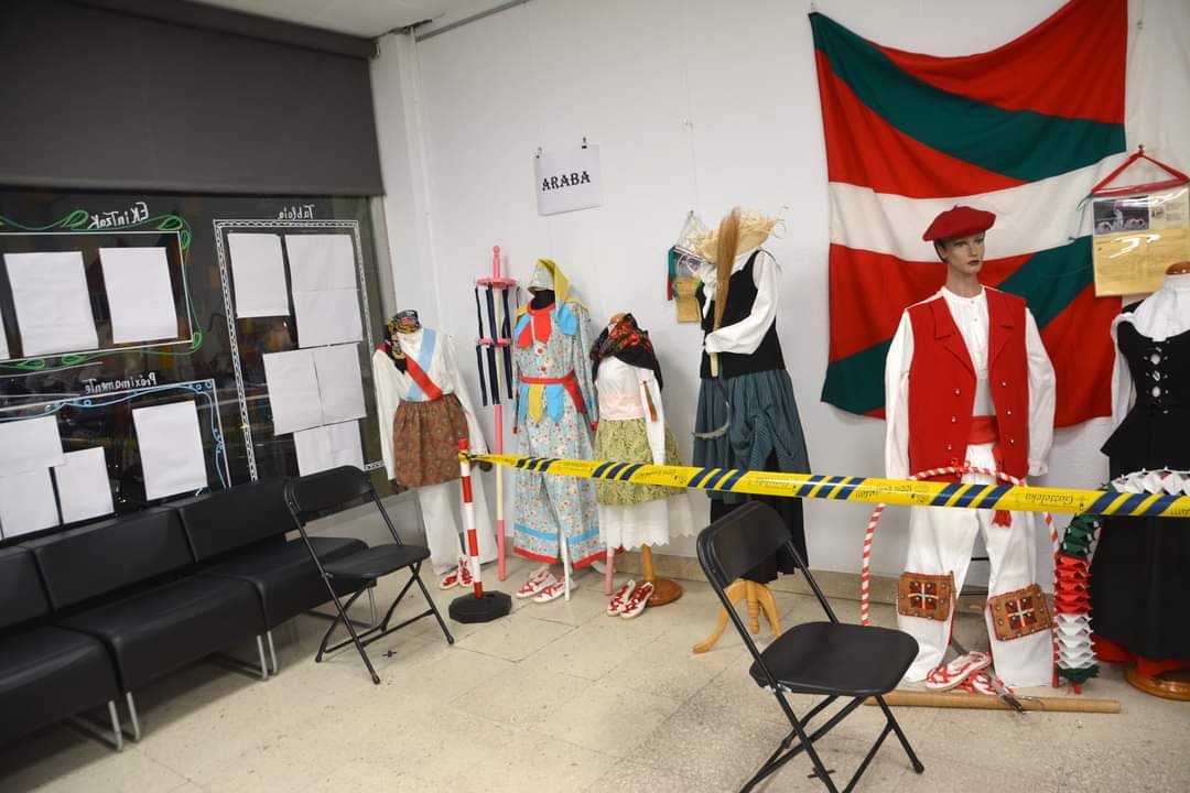 mirenepalacios's tweet image. #Gracias por la maravillosa tarde noche de ayer  #declamando #poesia en el #VasoPoetico de #AluzetaZentroa #Rekalde #Bilbao Ha sido fantástico!! Sencillo, libre y cercano... ¡Me encanta!! #MirenEPalacios #writer #writerscommunity #poetrycommunity