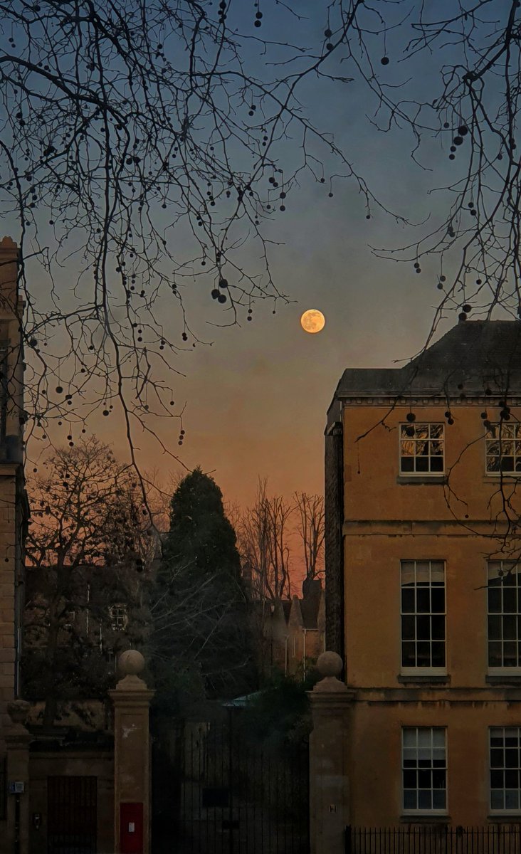 oxford_juggler's tweet image. A gorgeous full moon over Oxford tonight