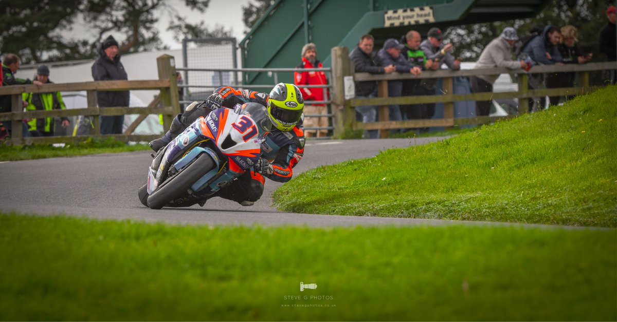 stevegcbr1000's tweet photo. Brad Vicars @AJB_Racing31 out of the Esses @MountOlivers during the Gold Cup 2020 on the VRS Racing 600 @r_silvester https://t.co/lljOT2K3kw