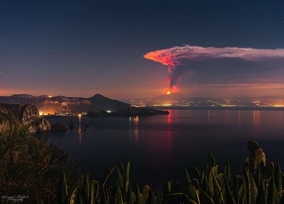 L'Etna, vu des îles éoliennes.