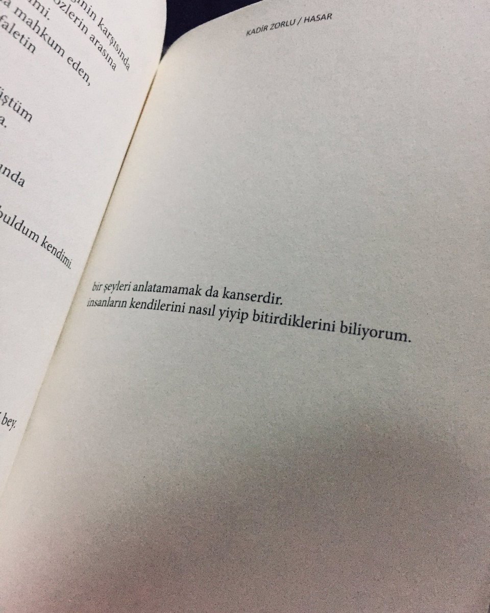 Literaturr's tweet photo. duyguların kıyısında 
yaşamın çağlamasının kıyısında 
siyah kapaklı bir resim defteri ile 
çizdiği resmi göstermek üzere bir çocuk kalkıyor tahtaya
resimde bacası tüten bir ev yok 
bahçesi de yok
anne ve baba yok 
tanrı da yok 
bunların nasıl çizildiğine dair bir soru var ortada. https://t.co/C8Y8aC6uBD