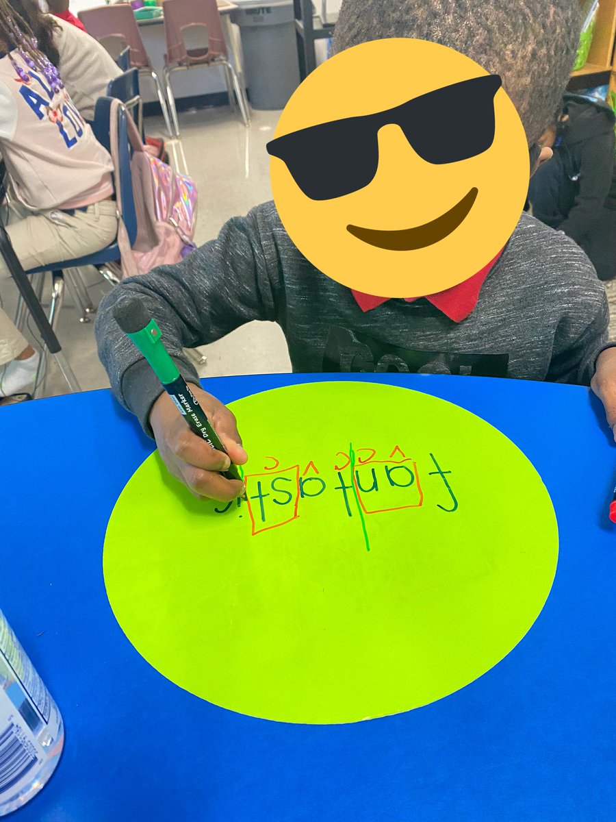 Cass_Francois's tweet photo. He leaves his table to come show me hoe he used strategies to break words into familiar sounds, syllables to help him read multi-syllabic words. @CannellaElem #pandemicteacherdiaries #confessionsofafirstgradeteacher
#digitallearning  #firstgrade #simultaneous #confidentreader https://t.co/5MGAK76Y71
