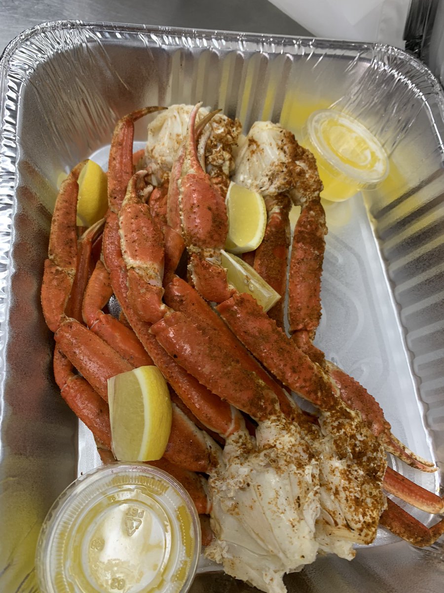 ThorndaleCraft's tweet photo. Crab legs, High Noon seltzer &amp; soda, Prosecco splits and Screwball hot chocolate bombs 🥳🥳🥳🥳 https://t.co/C3UdhX51ic