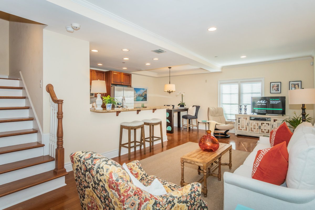 smith_associate's tweet photo. Historic Hyde Park's Valencia is now offering a unique three-bedroom, three-bathroom condo on its first floor! #SmithIsHome #SmithSells #OpenHouse 

Open House Sunday, February 28th from 2-4pm

Presented by: Mary Esther Parker

Take a peek: https://t.co/lls1AJidGz https://t.co/pzdk6wzOVR