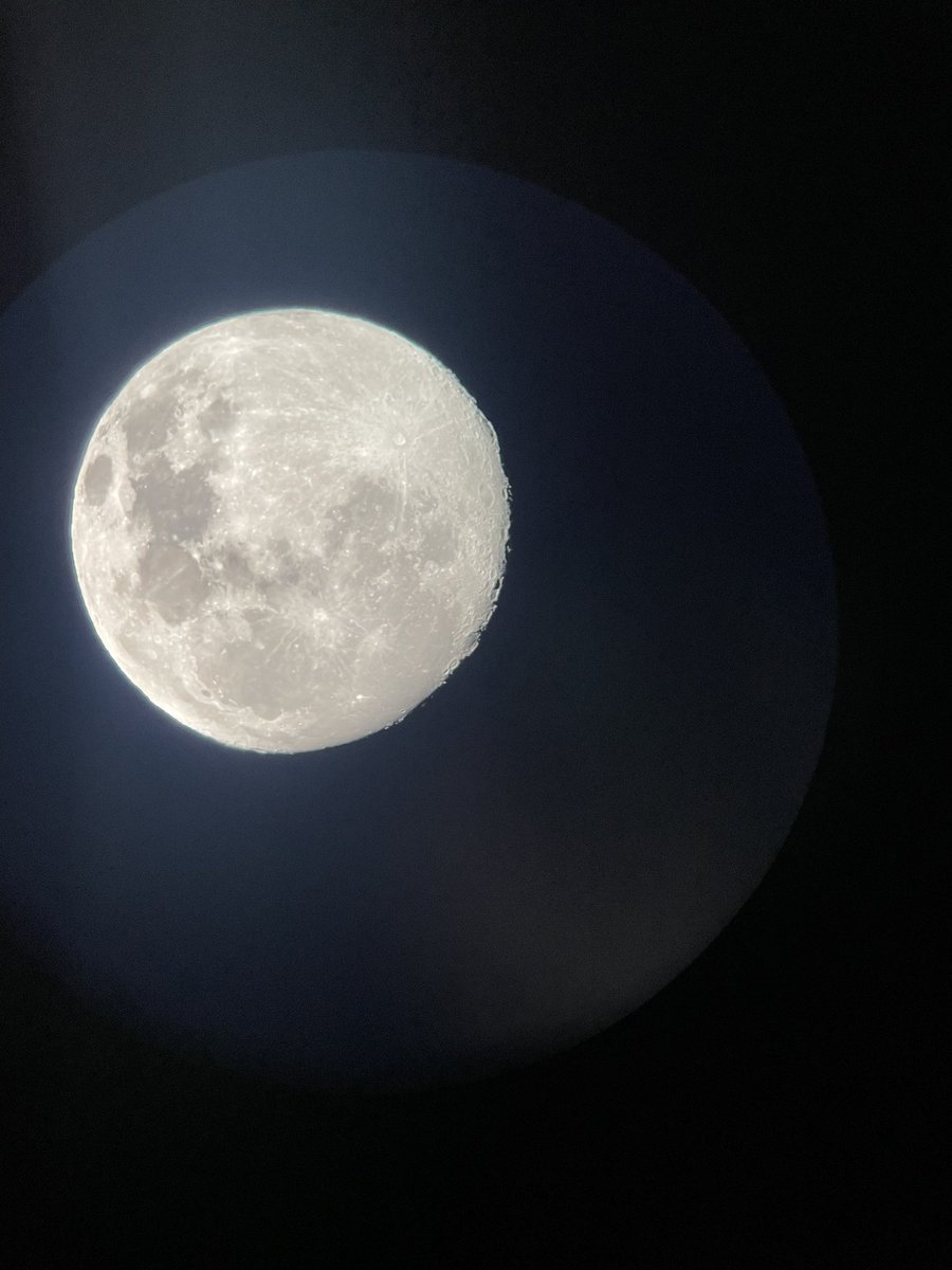 theconnorclancy's tweet image. Went out to upper park with a few friends and a telescope! 🔭 ✨ 🌙 #astronomy #moon #outspace #stargazing