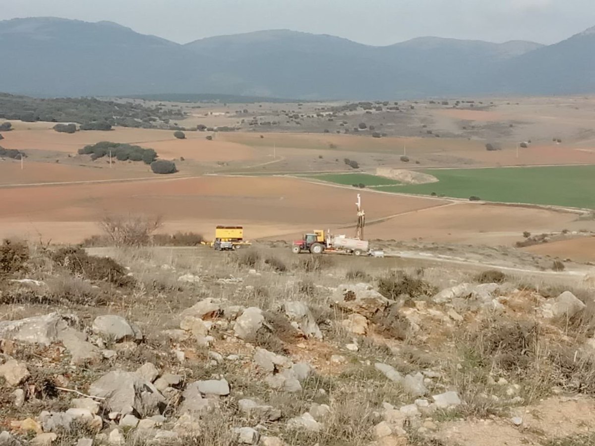 malansinpurines's tweet photo. Esta imagen puede pasar a la historia de #Malanquilla como una de las más aciagas.
Comienzan los sondeos para la macroexplotación de ganadería industrial de porcino.
En la cabecera del Ribota y del Aranda. 🤭
#SOSMalanquilla #SOSRibota #SOSAranda https://t.co/YuxKfME5Zb