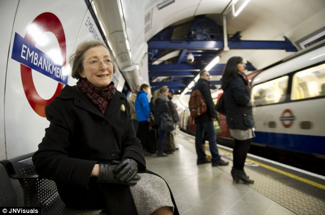 dianorajpg's tweet image. A Londra c'è una donna che si reca ogni giorno dentro la metropolitana e resta seduta sulla banchina solo per ascoltare l'annuncio registrato dal marito nel lontano 1950,
“Mind the gap”.