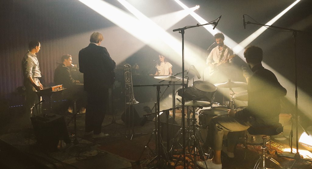 HeleneHPDV's tweet photo. 📢Hop ! 🔛 La @ComedieFr chante Gainsbourg🎶🥁🎷maintenant sur @France3tv🎸🎶 et https://t.co/c4kgbhBMuf
Un bijou musical avec #SébastienPouderoux
#StéphaneVarupenne
@benlavernhe
#RebeccaMarder
@YoGasiorowski
#NoamMorgensztern
🎥Filmé @StudiosFerber
#LesSerge #SergeGainsbourg https://t.co/JUhm3vSnJS