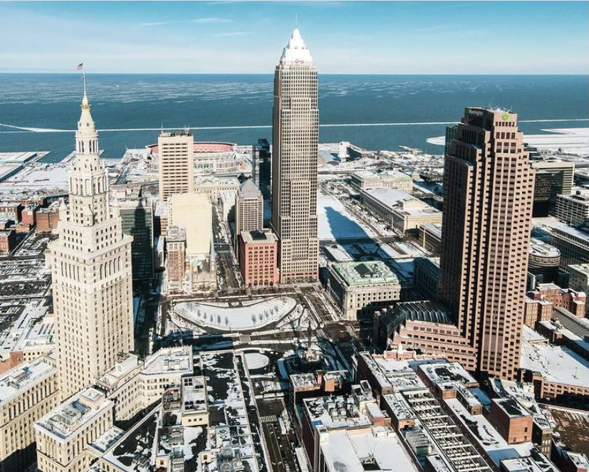 CLEPublicSquare's tweet photo. Lake Erie makes an incredible backdrop to our beautiful city! 
▪️
📸 Francis Angelone (https://t.co/h7KZlNmmE7)
▪️
#inthesquare #lakeerie #cleveland #thisiscle #wintervibes #bluesky #terminaltower #keytower https://t.co/5mxgvquMMG