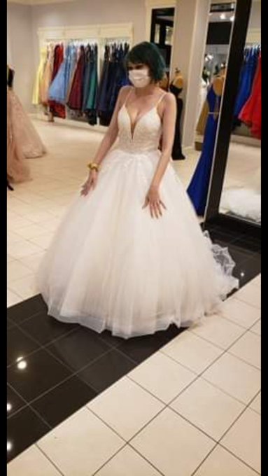 Trying on wedding dresses https://t.co/mPJAOZ7F3g