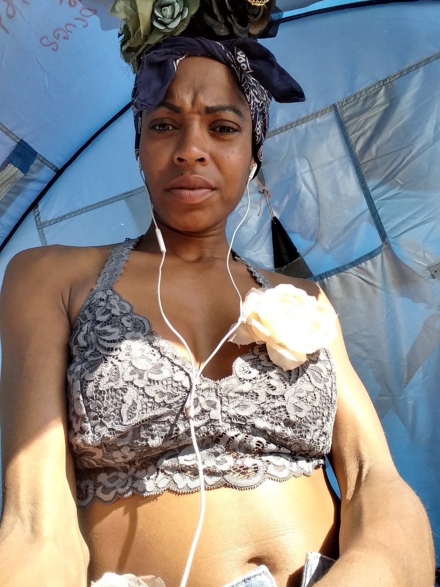 theMarqueta3's tweet image. #dAgodkiki fell