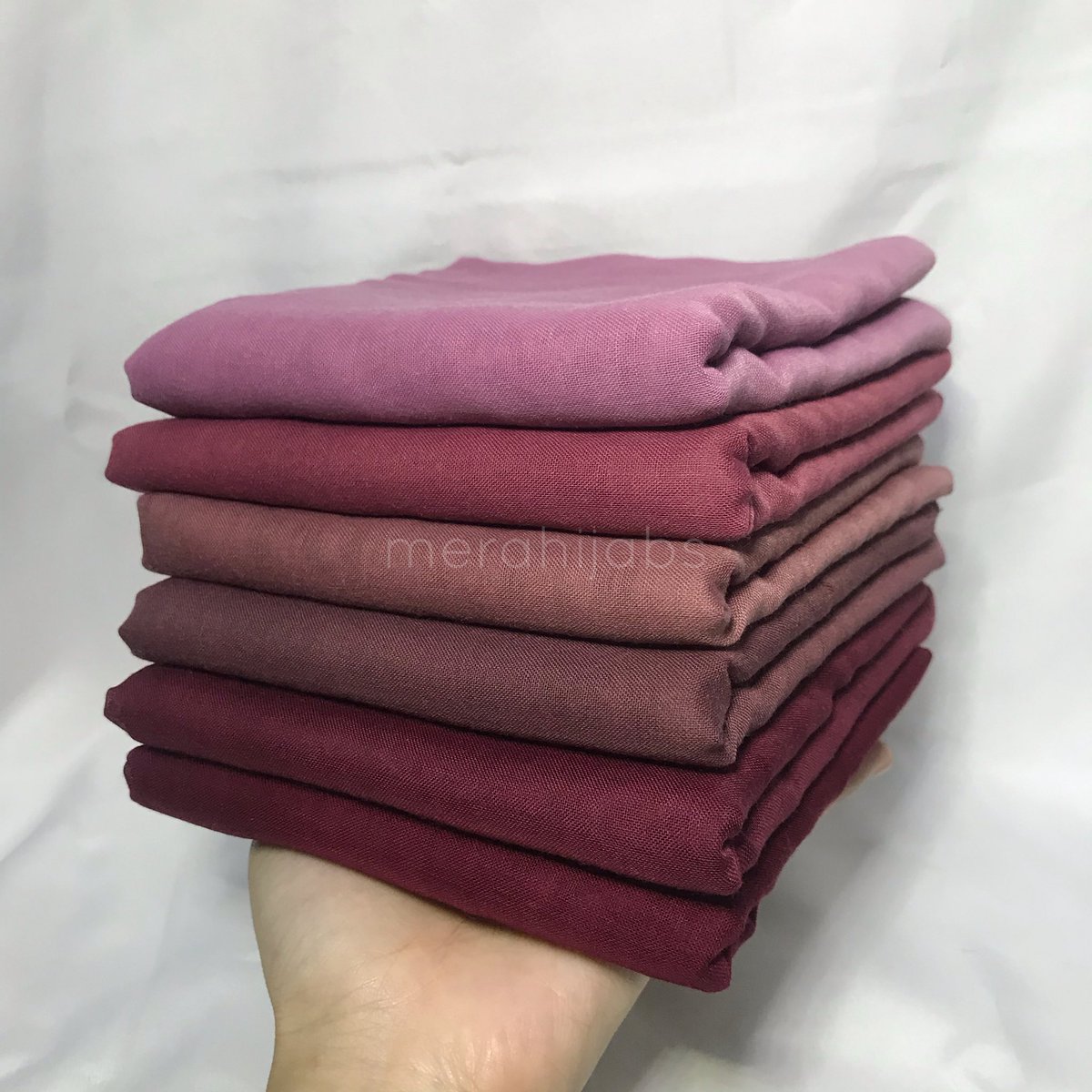 merahijabs's tweet photo. Ya Allah ruginya siapa takde koleksi tudung bawal warna merah nih 😱 Warnanya semua cantik-cantik. RM 8 jee tau! Tapi stock sangat limited so sesiapa nak koleksi warna nih cepat-cepat pm ok?! 😘

Feel free to pm me or just click the link 👇🏼
https://t.co/8ZB8zwed06 https://t.co/0ZSKxHQJea