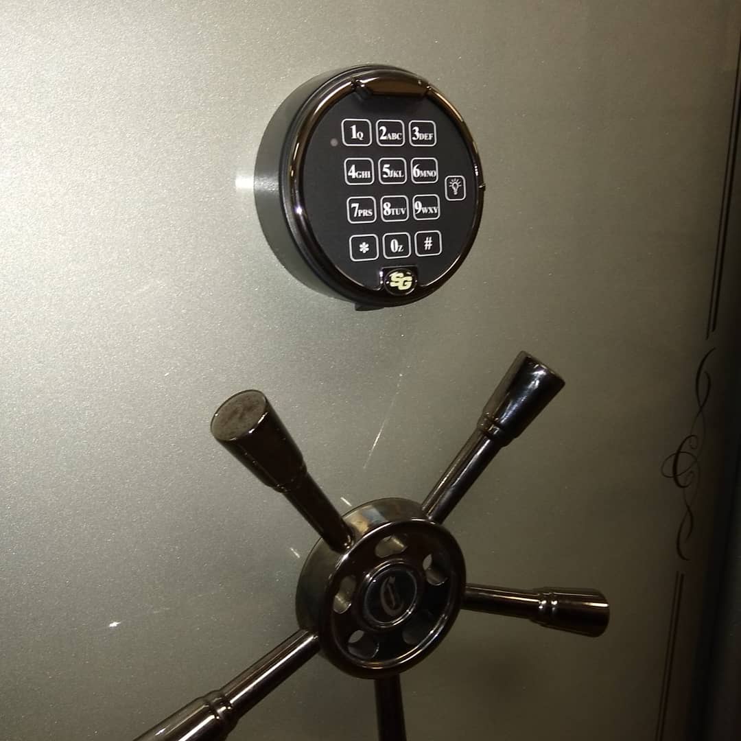 cesafes's tweet photo. This 2-tone Gunsmoke gloss Champion Triumph safe is a winner! https://t.co/MBQIRR7jpt