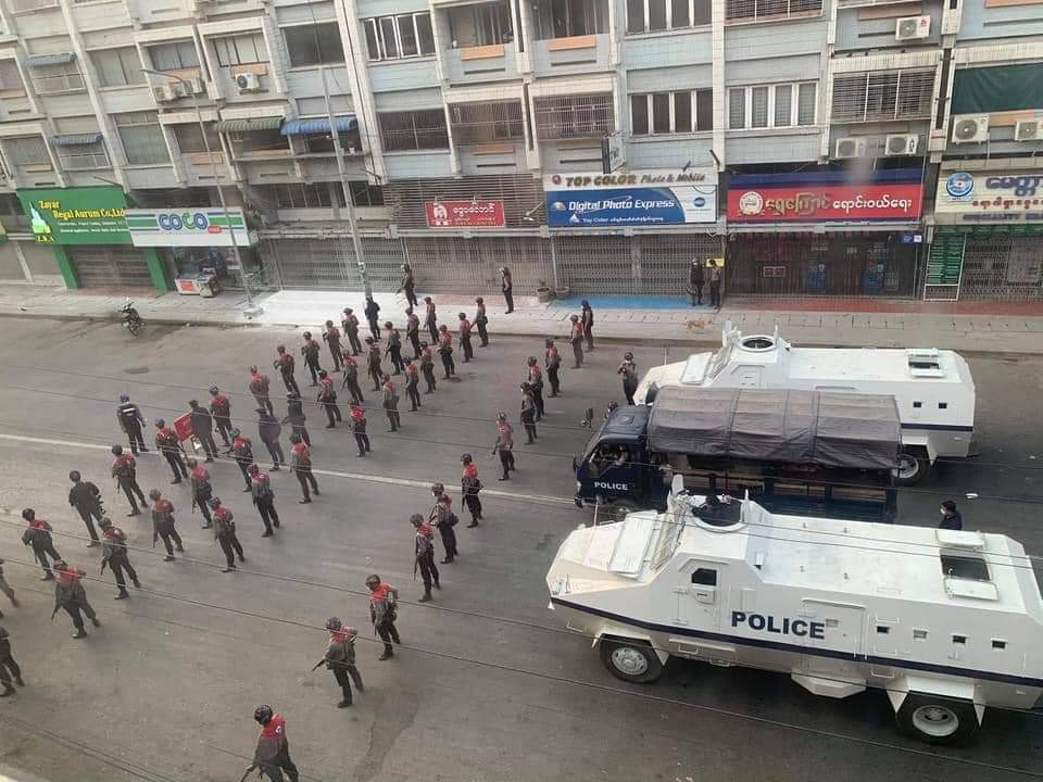 Today morning Police blockade 30 streets in front of Mandalay Railway Station.
CRPH ASSEMBLE
#Feb27Coup
#WhatsHappeningInMyanmar https://t.co/eT8GkGYm5a
