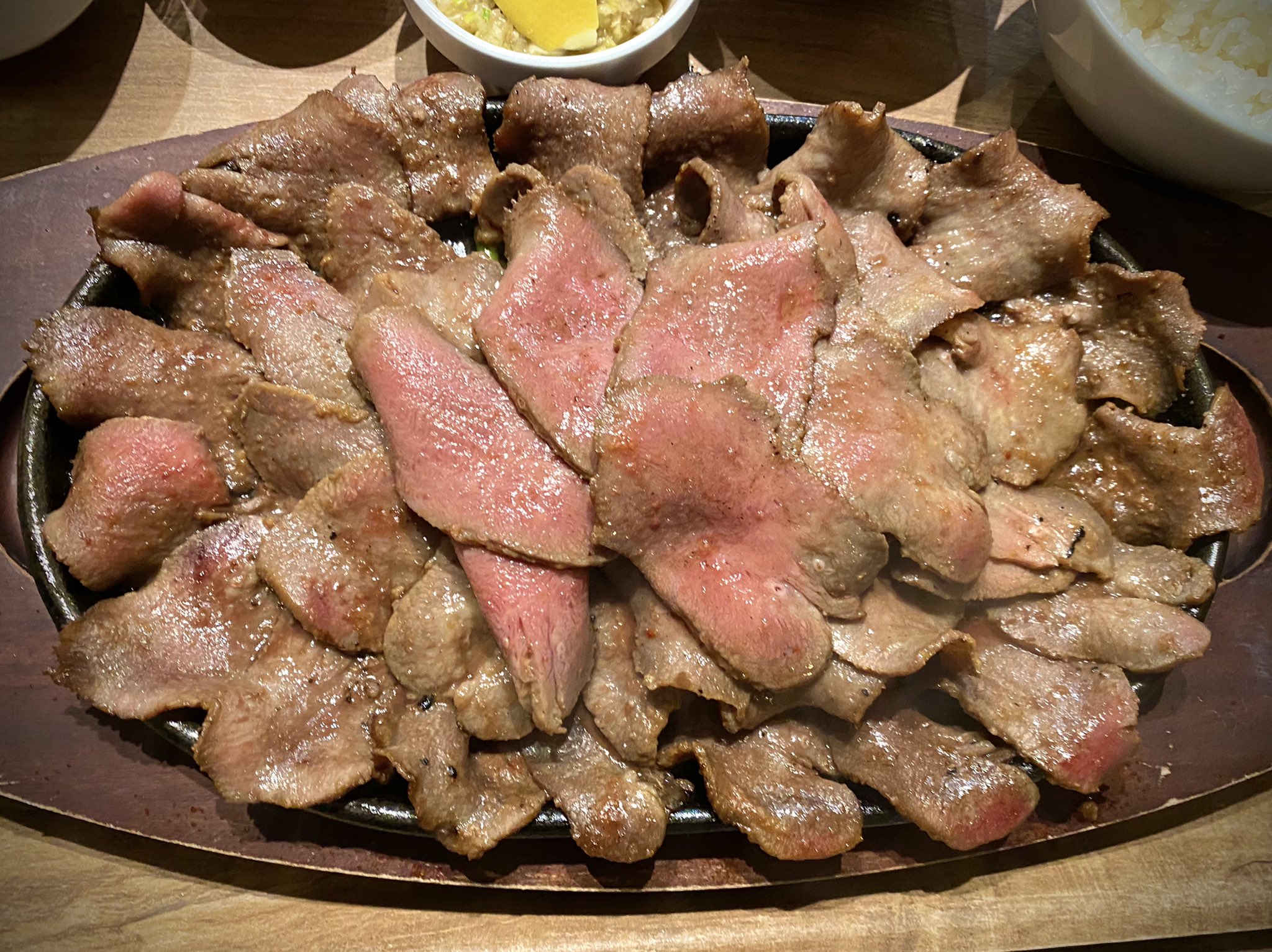 岸田メル メルティスちゃんねる やばい見てこれ全部牛タン 梅田ルクアの地下二階のフードコート 牛タン300グラムの牛タンマウンテンが1000円で食える とろろご飯セットつけて1350円で意味わからん低温調理されてて食べやすく無限にイケる タレもネギ塩