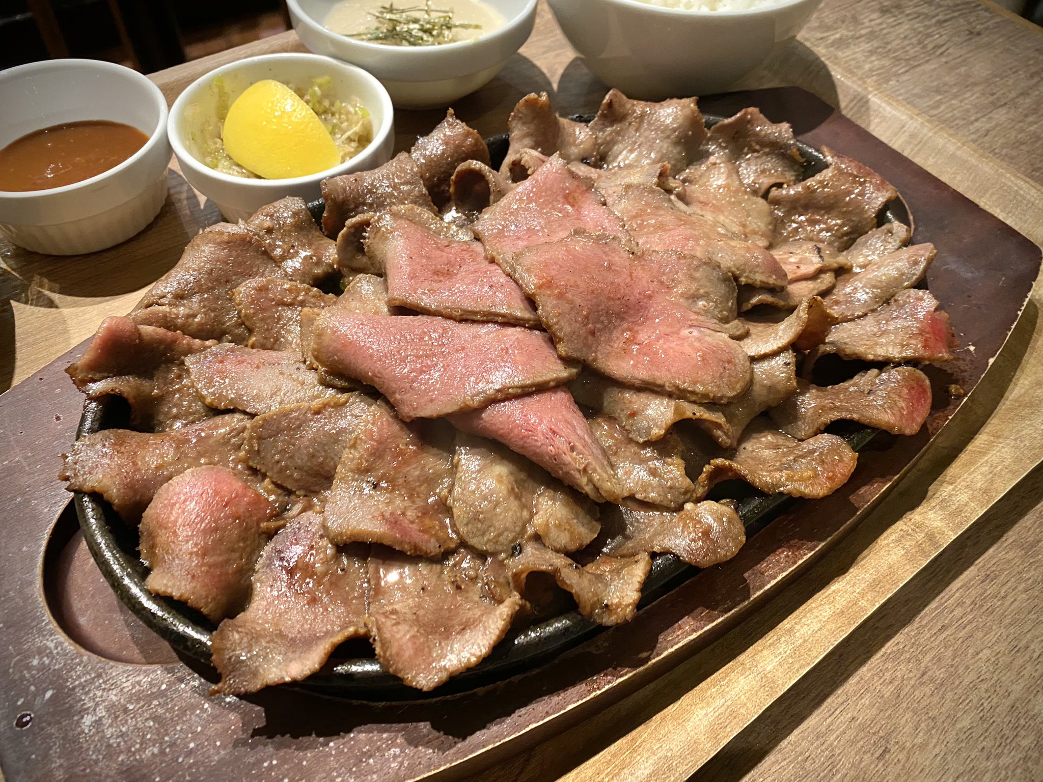 岸田メル やばい見てこれ全部牛タン 梅田ルクアの地下二階のフードコート 牛タン300グラムの牛タンマウンテンが1000円で食える とろろご飯セットつけて1350円で意味わからん低温調理されてて食べやすく無限にイケる タレもネギ塩レモンと味噌ソースが