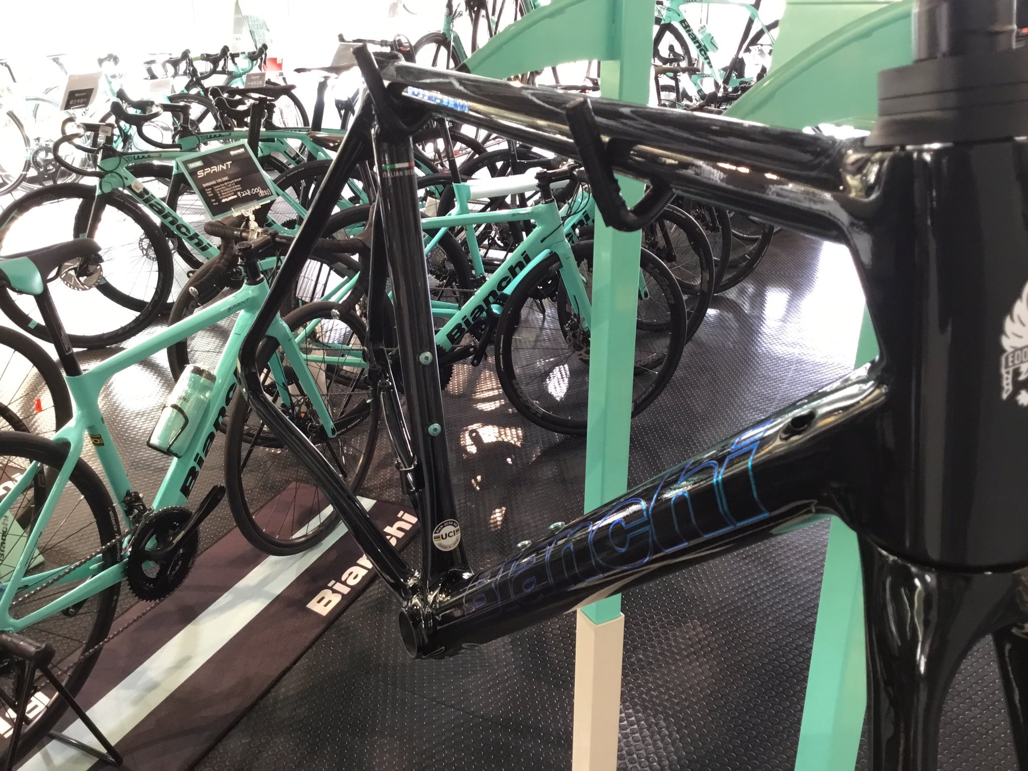 توییتر Bianchi Bike Store Machida در توییتر 町田 最新 Specialissima Disc 入荷 カラーはsb Black Mermaid Scale です 見る角度によりカラーの変わるロゴは カッコイイ 一件の価値ありで御座います サイズは55です よろしくお願いいたします