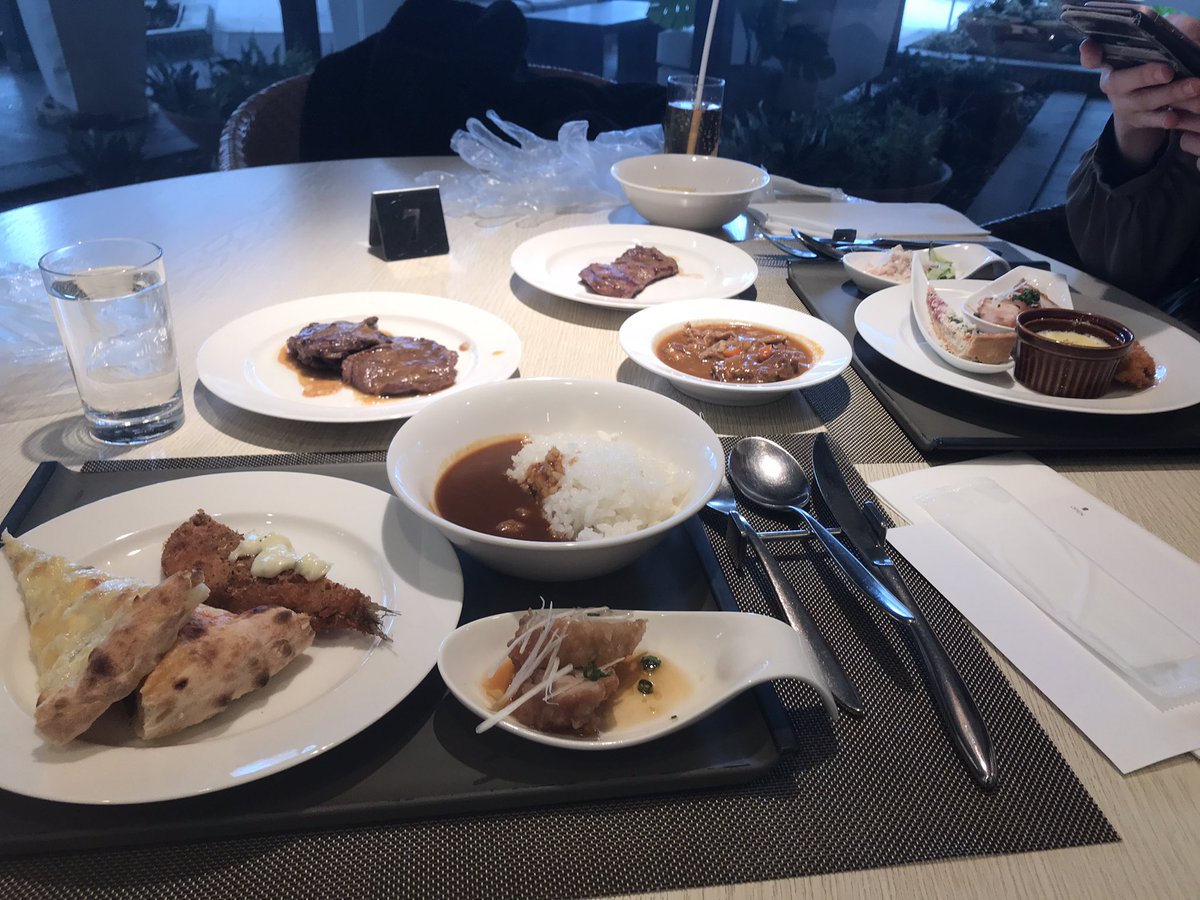 結婚記念日なのでホテルランチに来ました。美味しいです。