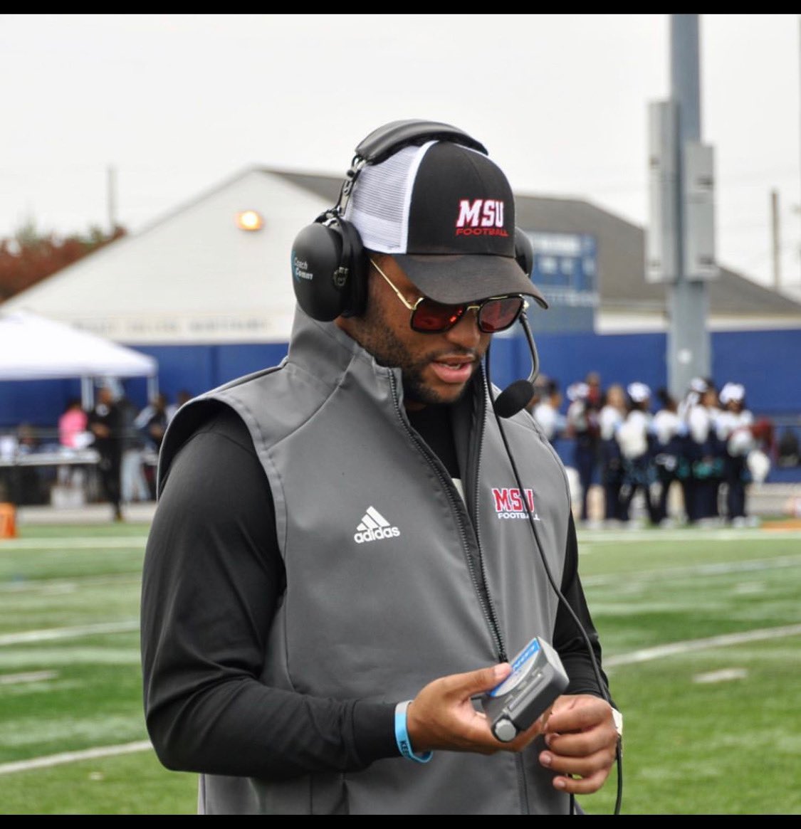 I'm currently working at Amazon and as a youth flag football coach but want to continue my coaching career. Bachelor's Degree in Sport Management and Marketing searching for a coaching or analyst job preferably at the college level but open to high school. Just 1 retweet helps!