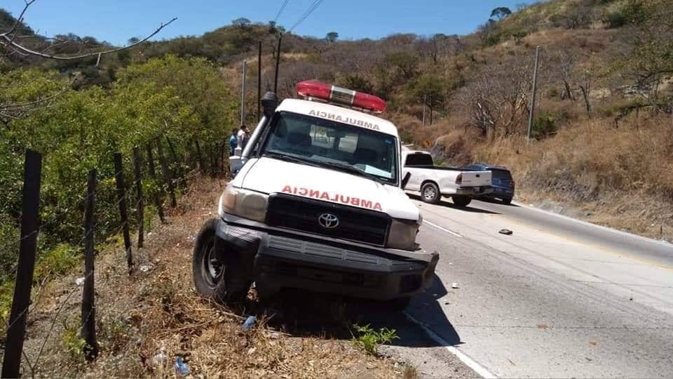 HCHTelevDigital's tweet photo. ⚠️⚠️ PRECAUCIÓN ⚠️⚠️ 
Se reporta un accidente vial en el sector de la #Moramulca donde un ambulancia colisionó contra una vehículo, afortunadamente no hay heridos, sólo daños materiales #HCHNoticias https://t.co/yewraFcpIh