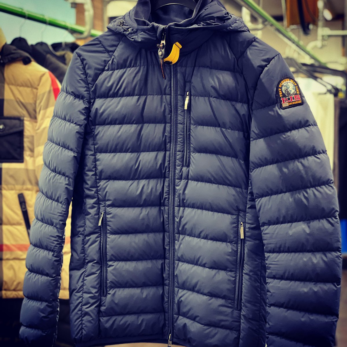 Stomerijpanda's tweet photo. Vanaf 1 Maart, alleen bij  #Stomerij Panda 100% garantie op Professionele reiniging van alle #Originele #luxe #Winterjassen. Jassen worden gereinigd met het #Miele #Professional #WetCare systeem.
Daarnaast krijgen de luxe jassen een #Ozon en #Waterafstotende behandeling. https://t.co/qQzsPYIbr0
