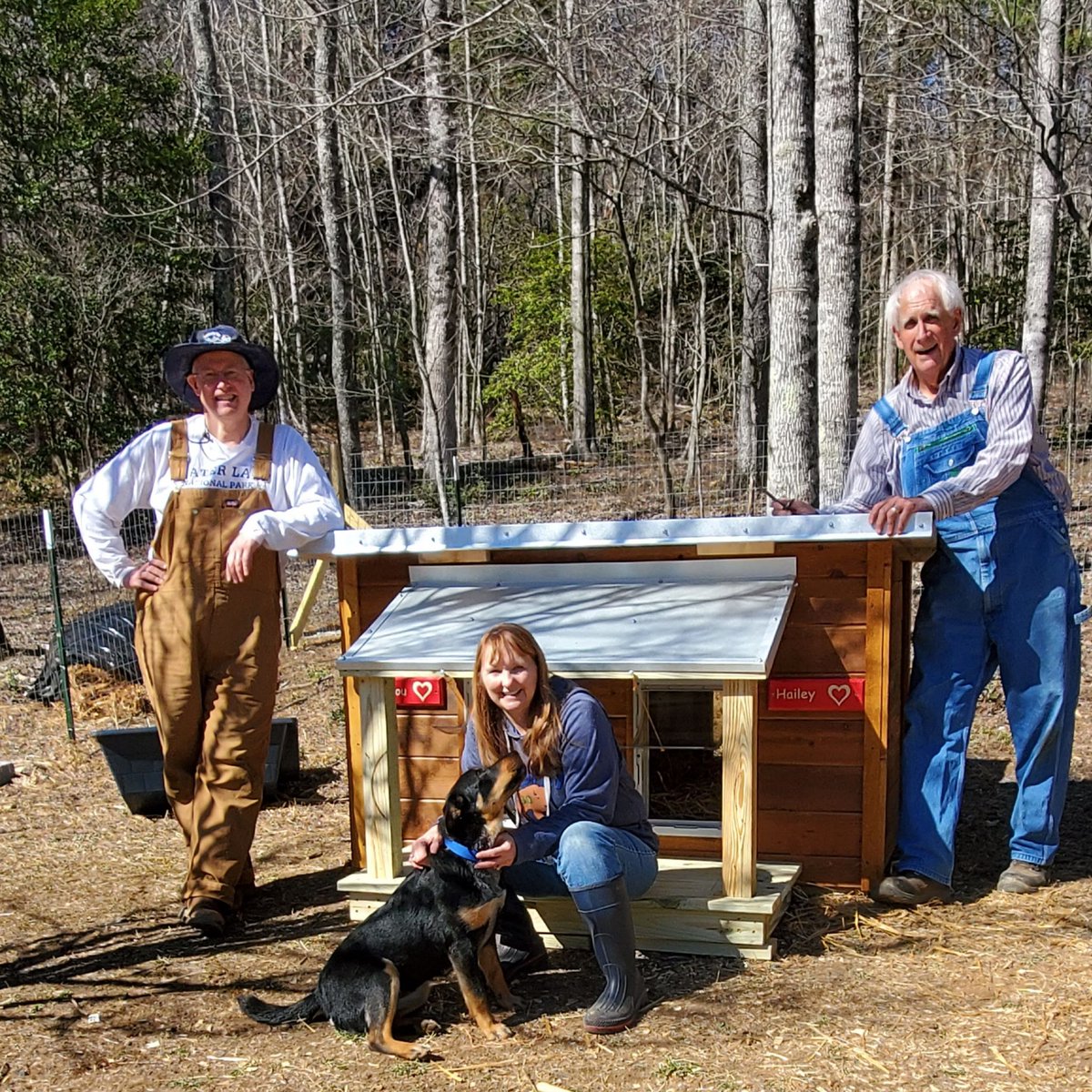 FreedomForFido's tweet photo. Nothing makes us happier than to revisit some familiar faces.This past week we went back to deliver a doghouse to recent freedom pups Hailey &amp; Lou Lou. Big THANK YOU to volunteer Tim for building their new doghouse! Hailey &amp; Lou Lou  give a big 🐾's up! https://t.co/ElKexoOz9W