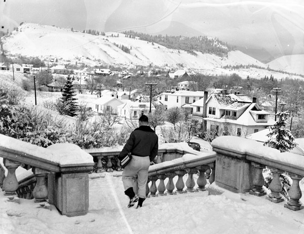 eoumountaineers's tweet photo. #FlashbackFriday to a student walking in the snow down the Grand Staircase in 1949!
ππ
#EasternEdge #goEOU #eoualumni #ruraloregon #collegetown https://t.co/9ht1ANl3jt